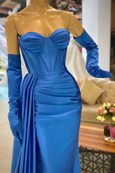 Schlichtes königsblaues Meerjungfrau-Ballkleid mit ärmellosem Herzausschnitt und Rüschen